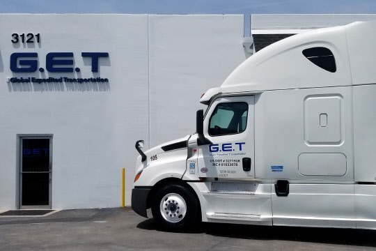 현대글로비스 미국 육상운송을 전문 자회사 'GET' 본사 건물과 트럭. <현대글로비스 제공>